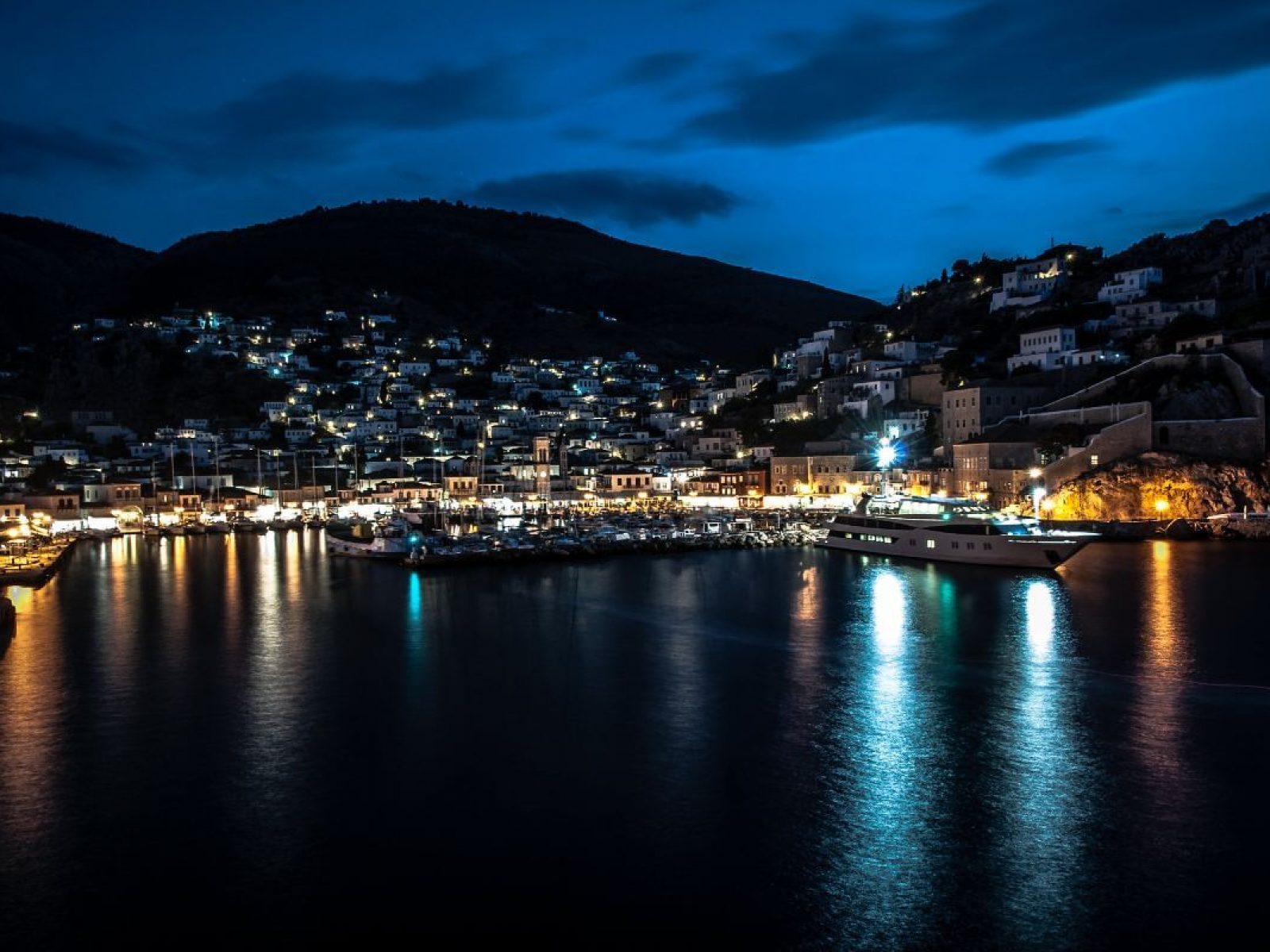 Hydra by night